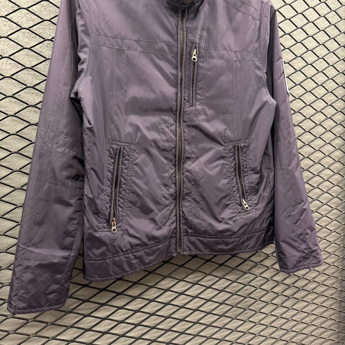 아르마니 익스체인지 가먼트다잉 유틸리티 자켓 버티컬 스티치 암패치 디테일 상품이미지5