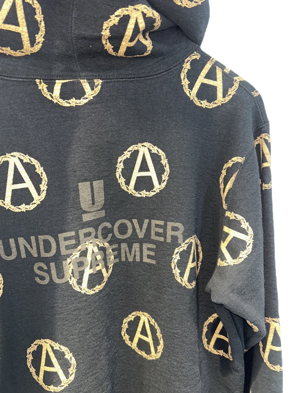 슈프림 x 언더커버 퍼블릭 에너미 모노그램 후드티 블랙 상품이미지4