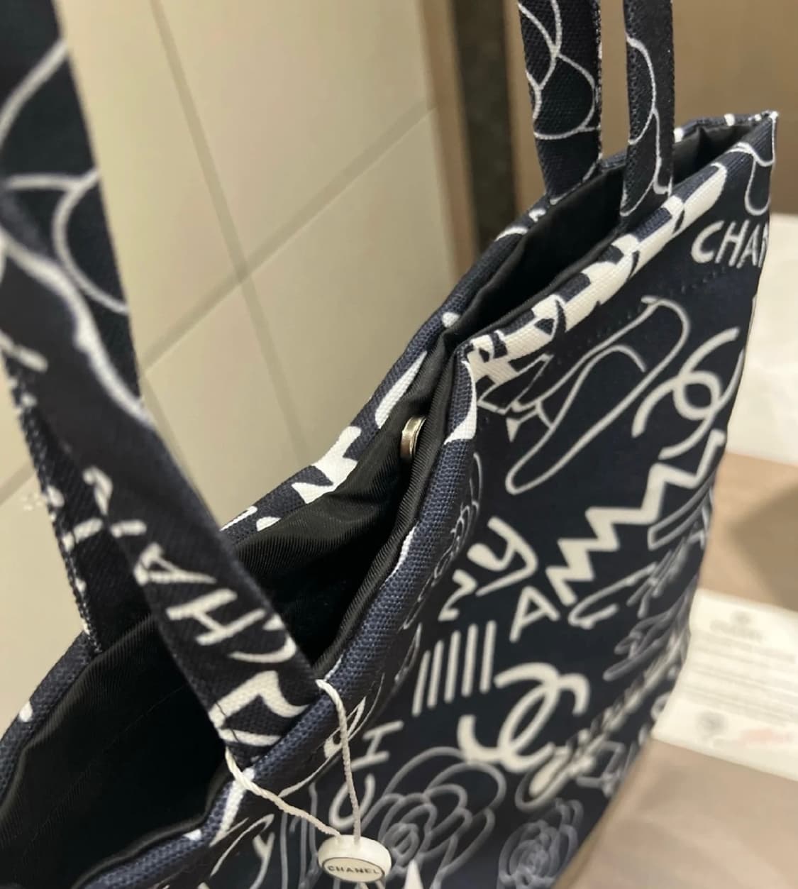 샤넬 뷰티 그래피티 에코백 상품이미지3