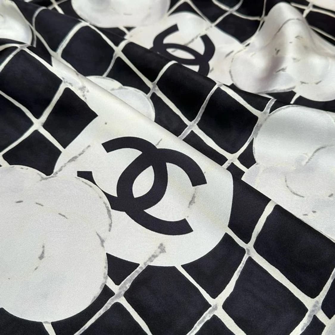 샤넬 까멜리아 스카프 블랙 상품이미지3