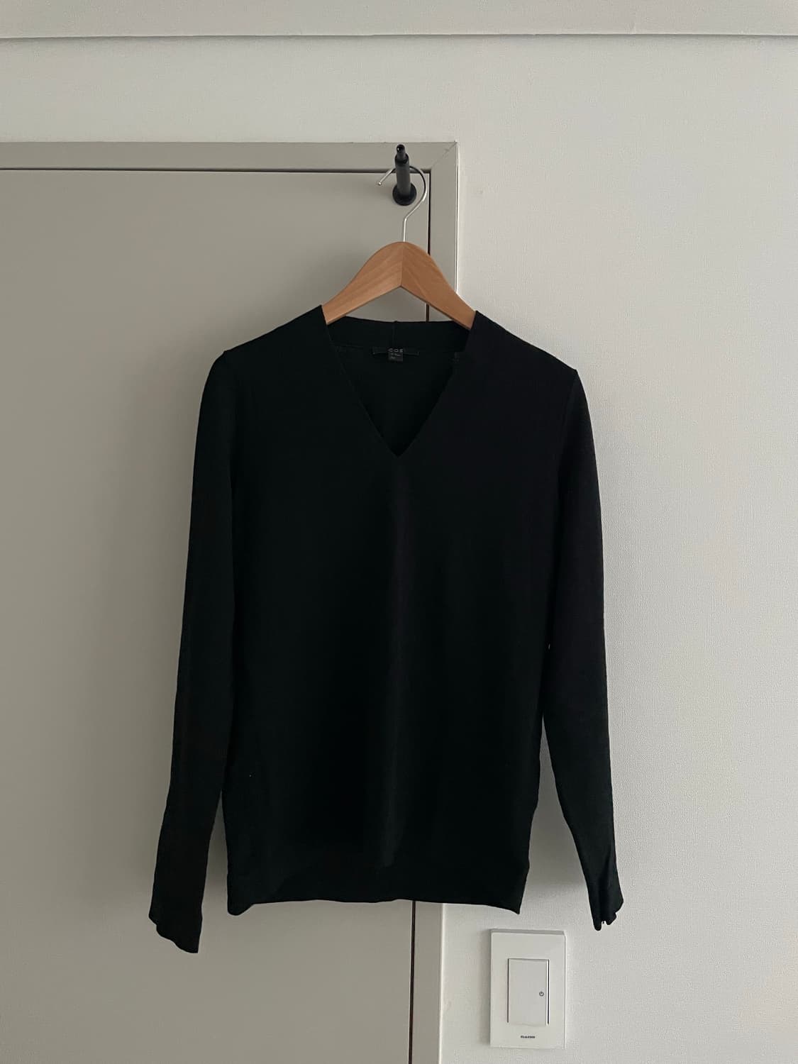 Cos 브이넥 검정 니트  xs 상품이미지1