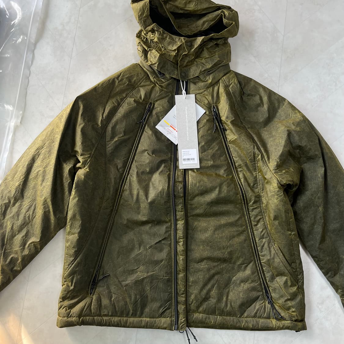 새상품)언어펙티드 패디드 오블리크 집 점퍼 크랙올리브 상품이미지1