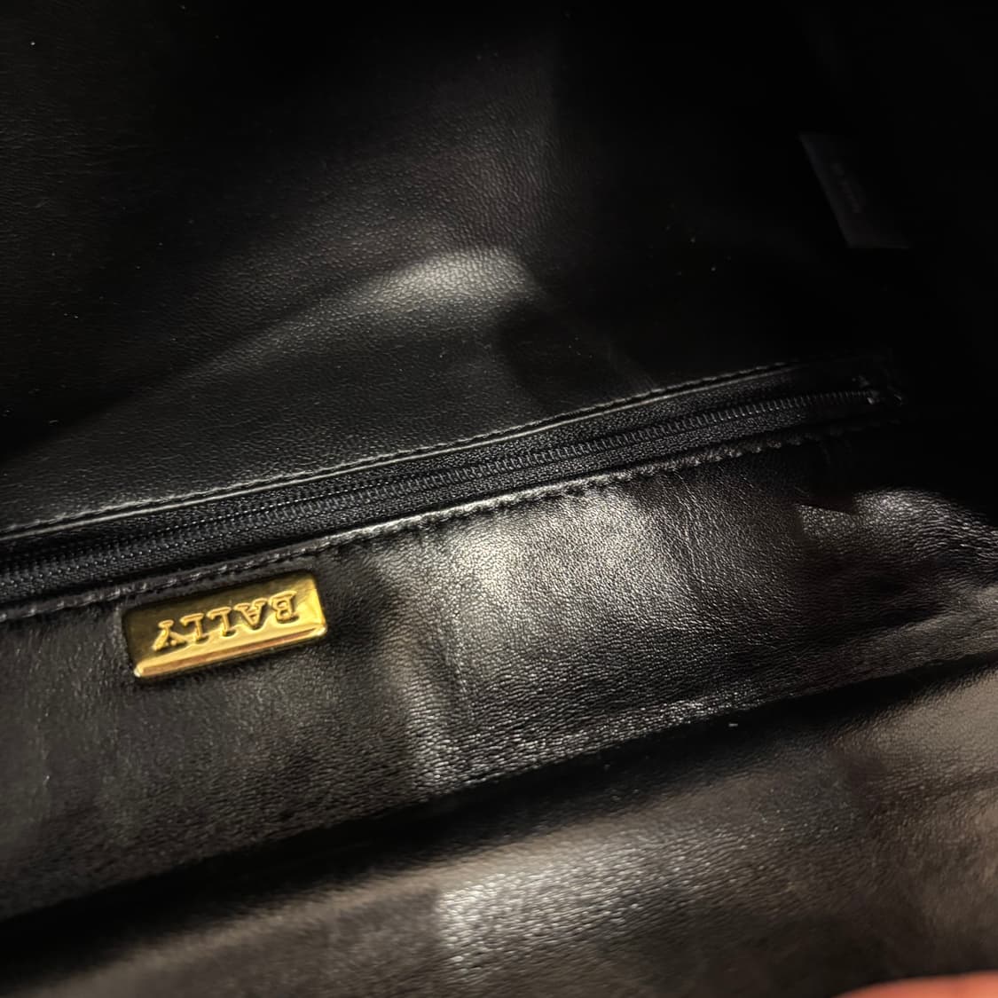 정품 발리 램스킨 탑핸들백     상품이미지10