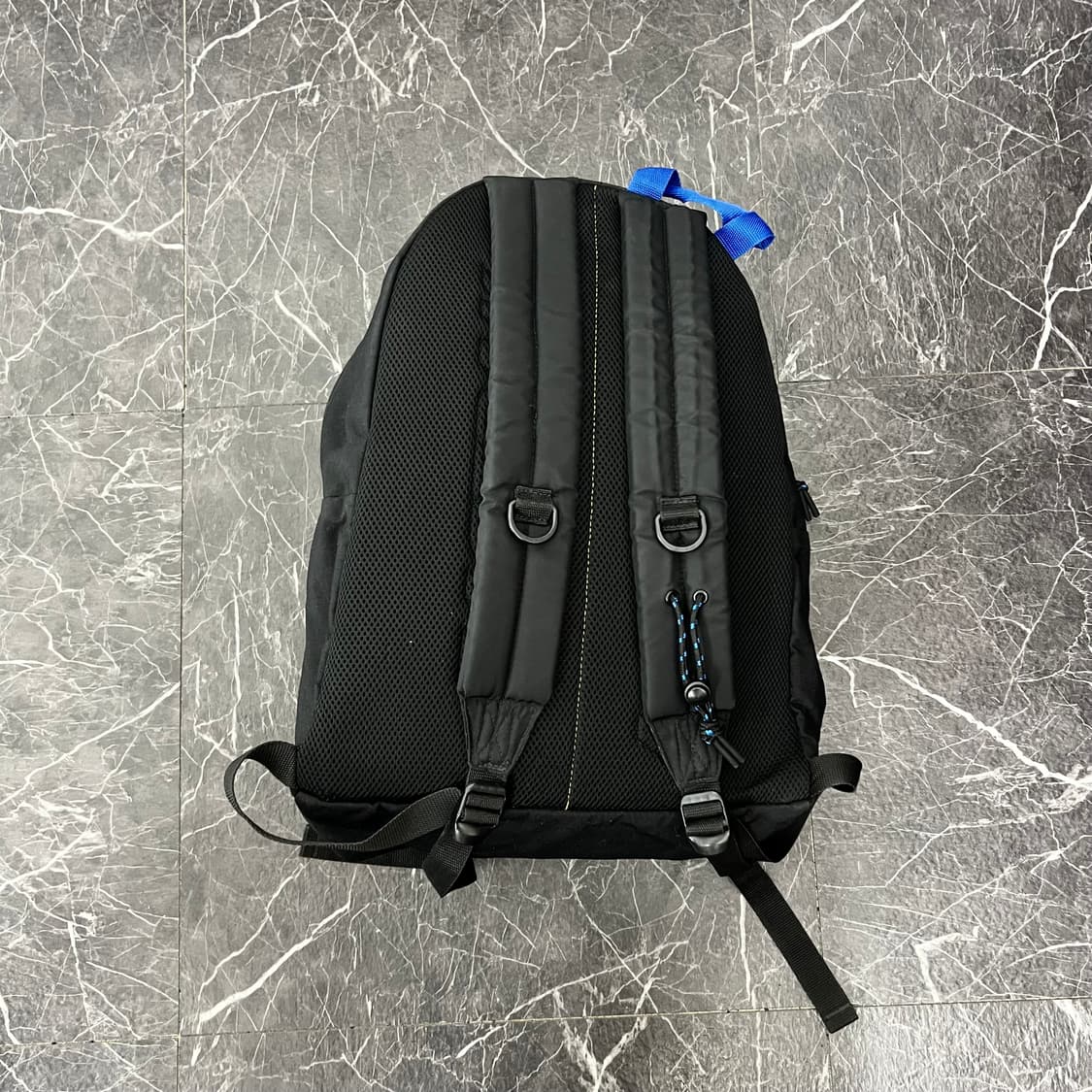 아더에러 x 이스트백 패디드 백팩 블랙 상품이미지5