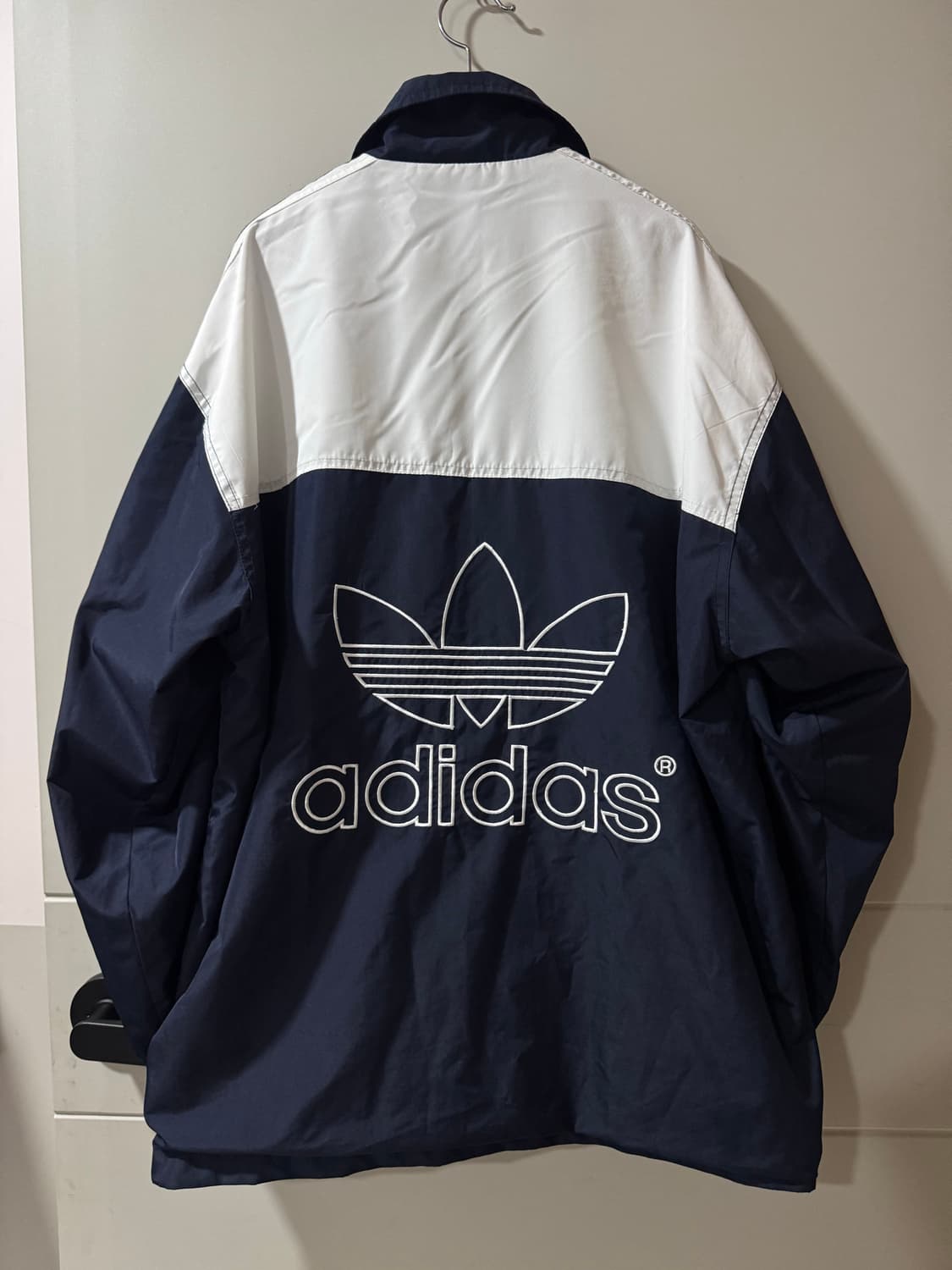 아디다스 올드스쿨 흰/검 범고래 빅로고 바람막이   상품이미지4