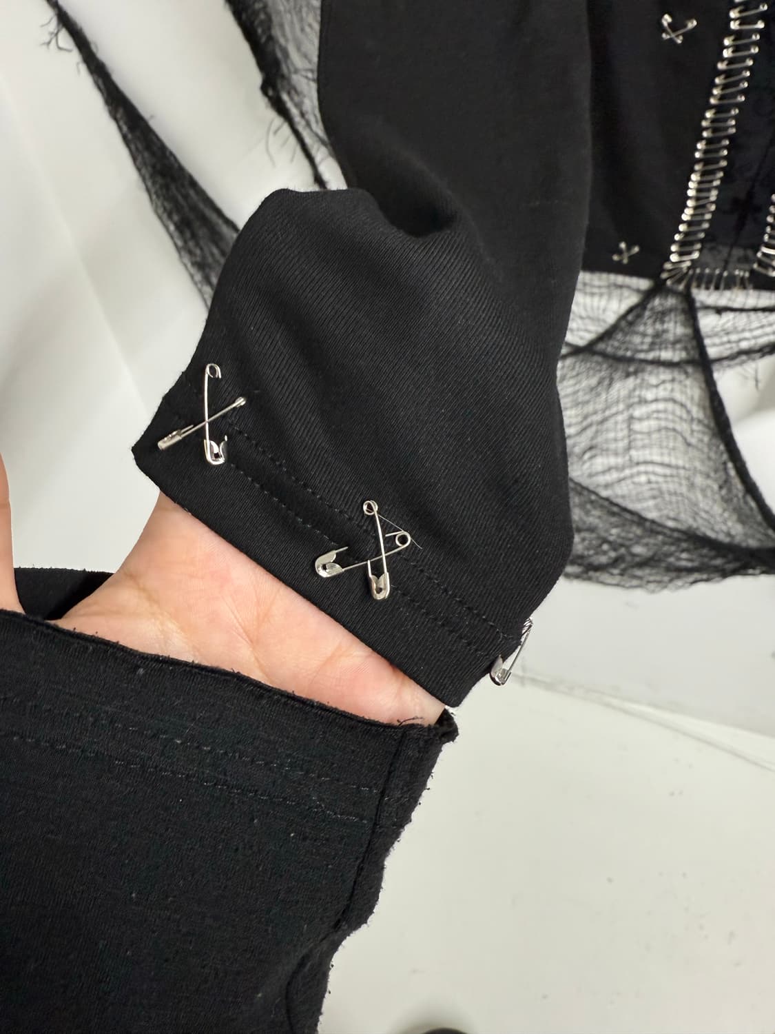 Gothic pin detailed longsleeve 상품이미지5