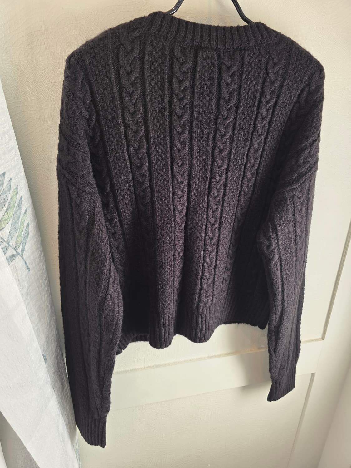 게스 블랙 브이넥 케이블 니트가디건 상품이미지4