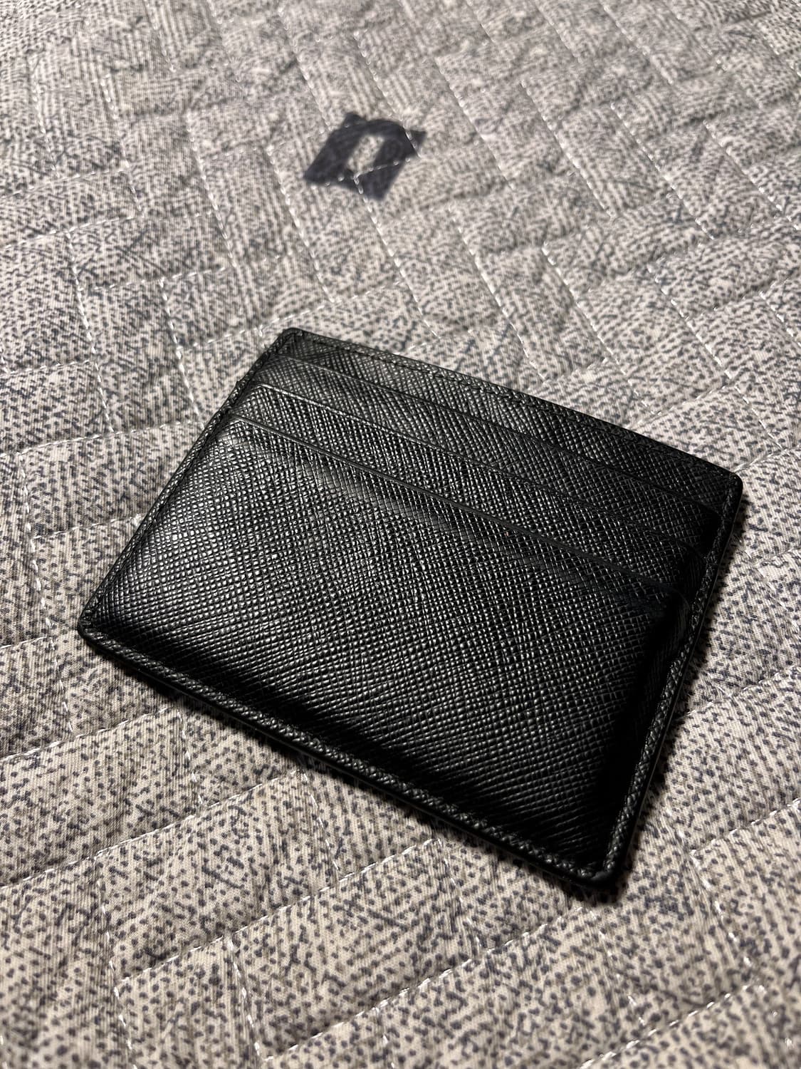 프라다 사파이노 메탈로고 카프스킨 카드홀더 블랙 상품이미지3