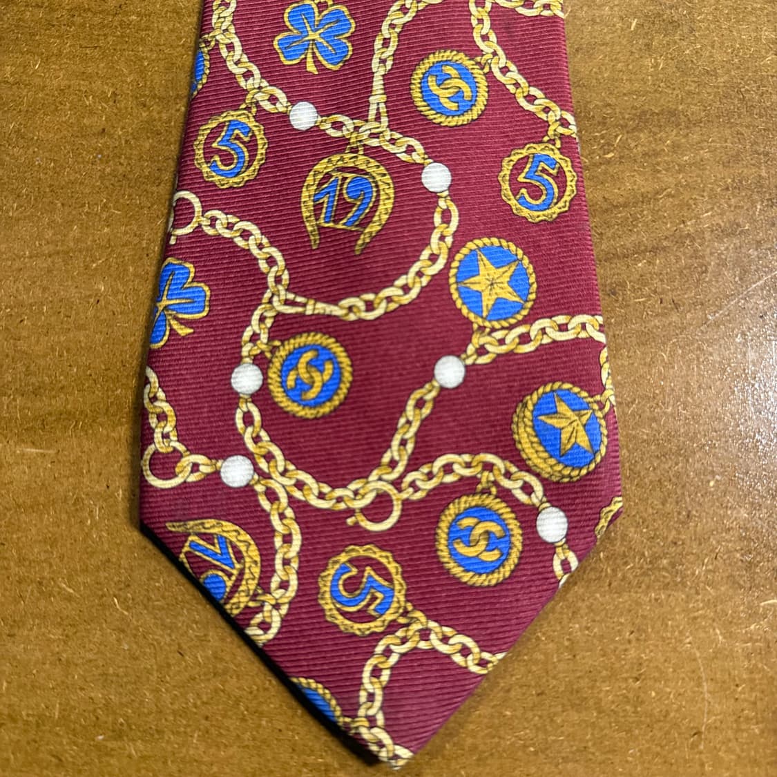 샤넬 CHANEL 체인 메달 패턴 실크 넥타이 버건디 상품이미지6