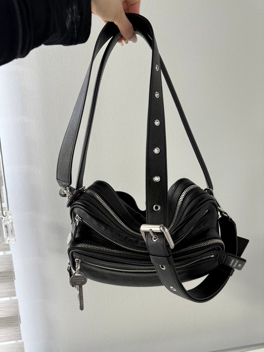 아크네 스튜디오 CAMERO 파티 숄더 백 상품이미지8