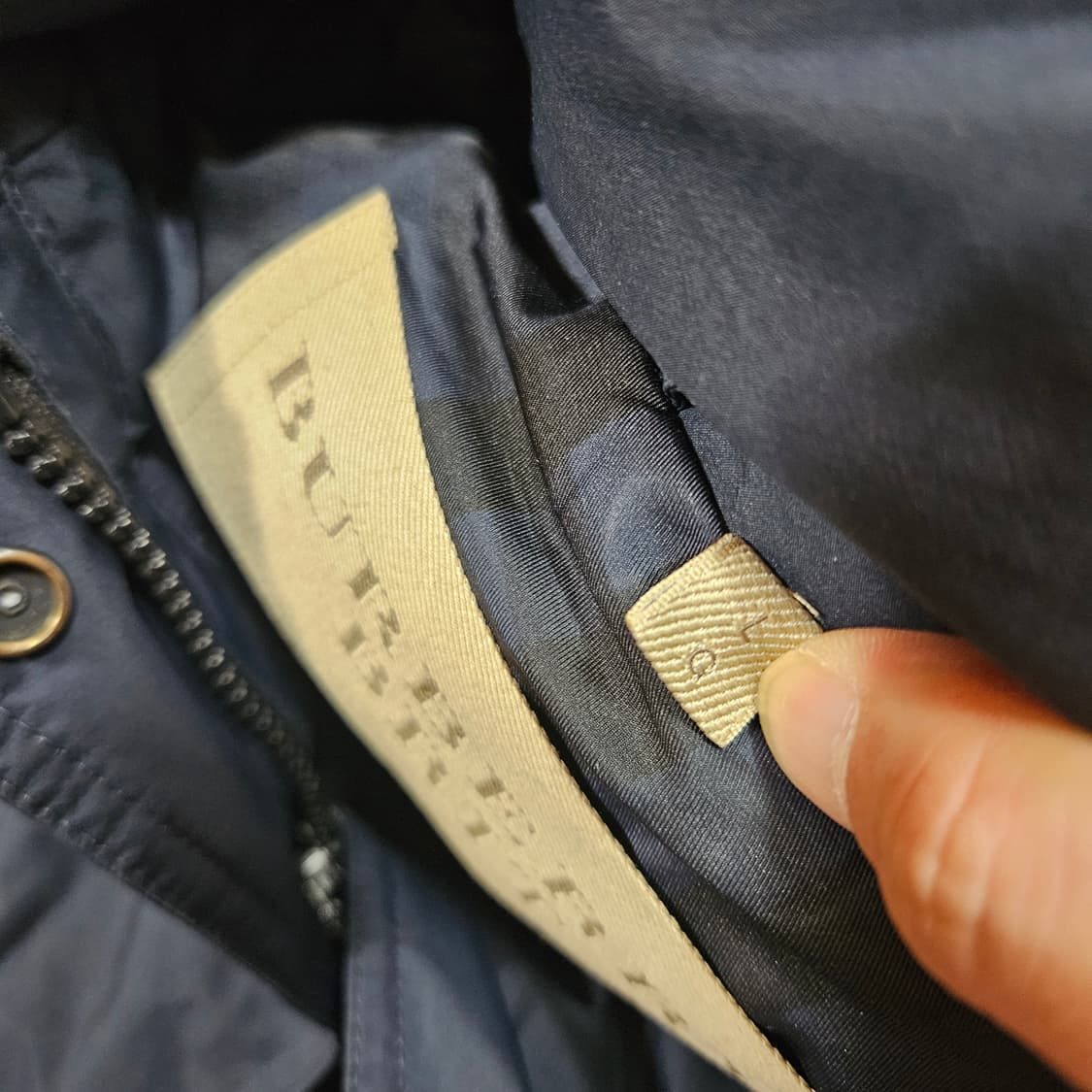 버버리(Burberry) 3954378 네이비 벨티드 덕다운 롱패딩 L 상품이미지7