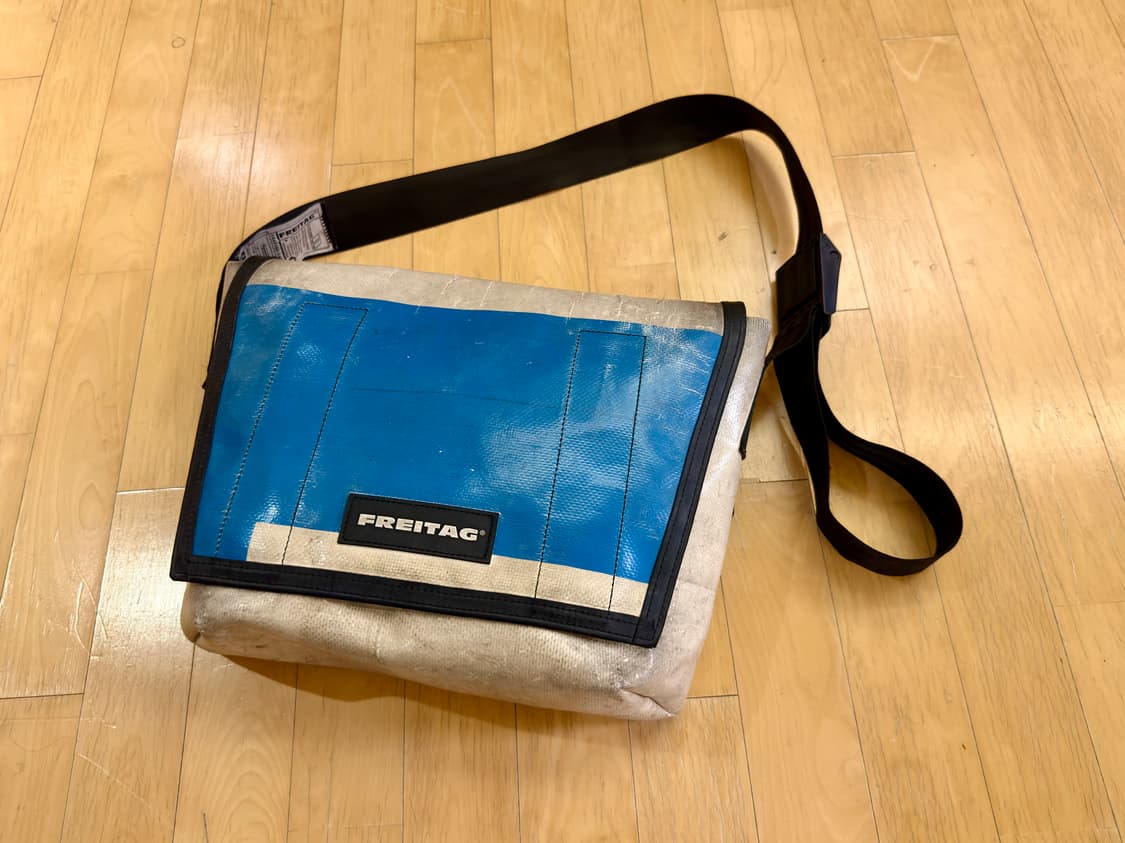 [프라이탁] 덱스터 F14 (화이트/블루) 빈티지 전투용 메신저백 상품이미지1