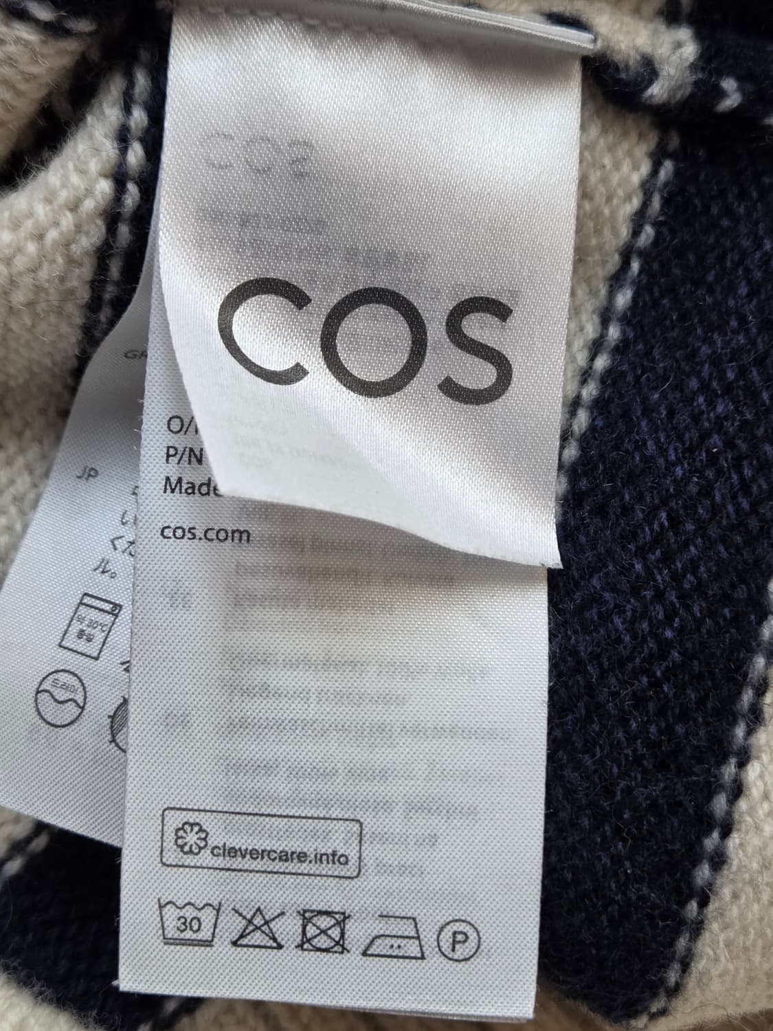 XS 사이즈 COS 스트라이프 니트입니다. 100% 모 소재라 가볍고 따 상품이미지6