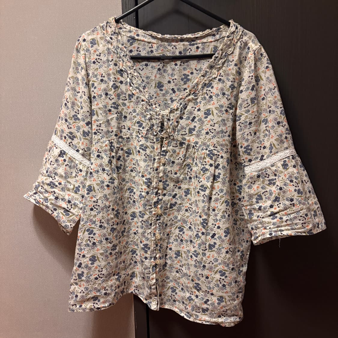 빈티지 잔꽃 플라워 패턴 브이넥 단추 7부 반소매 블라우스 모리걸 하구미 상품이미지2