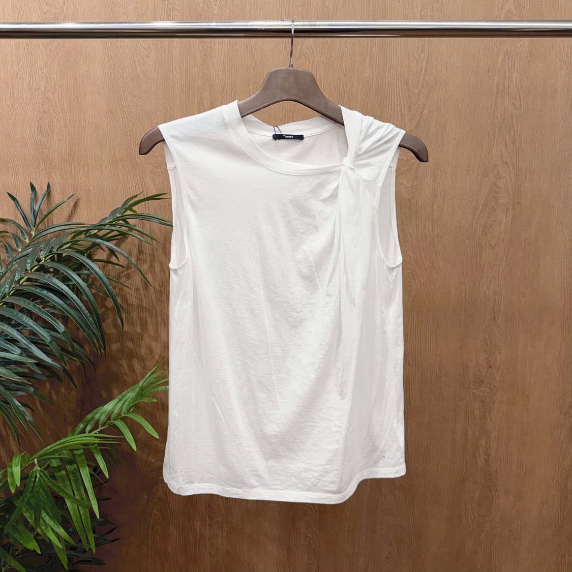 띠어리 코튼 슬리브리스 블라우스 사이드 트위스트 셔링 디테일 화이트 상품이미지1