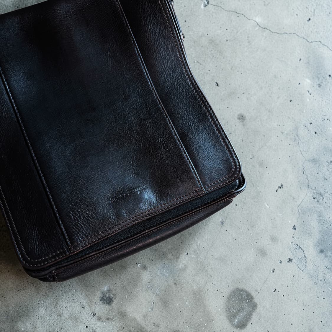 페라가모 레더 로고 크로스백 상품이미지3