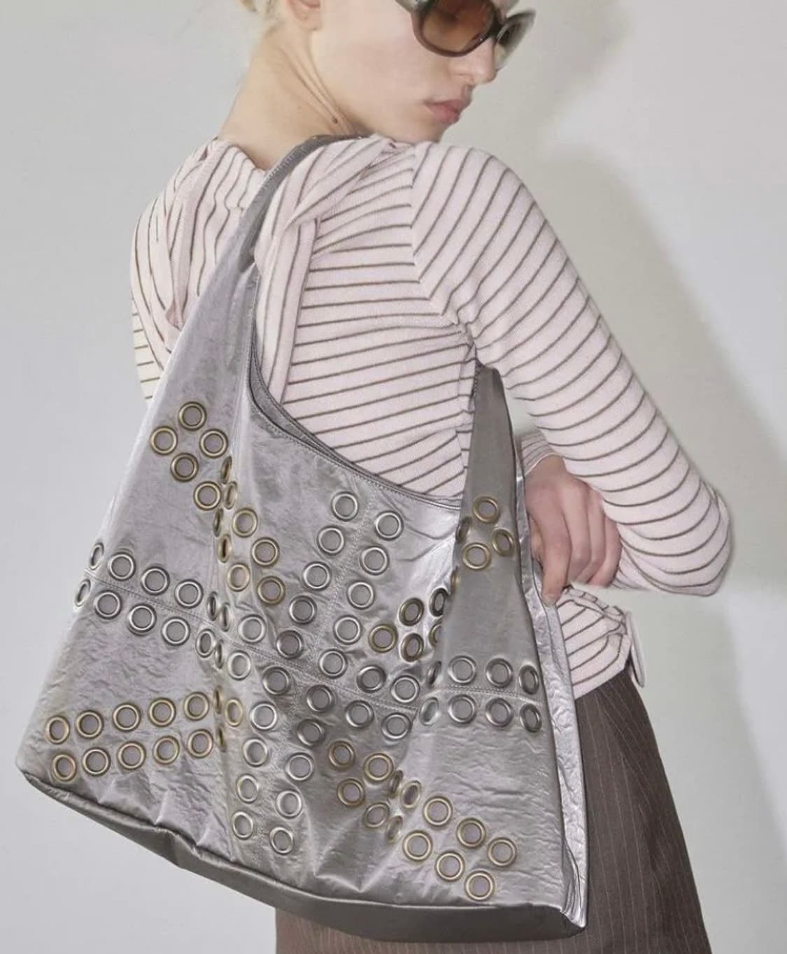 스컬프터 스터드 메탈릭 호보 백 상품이미지2