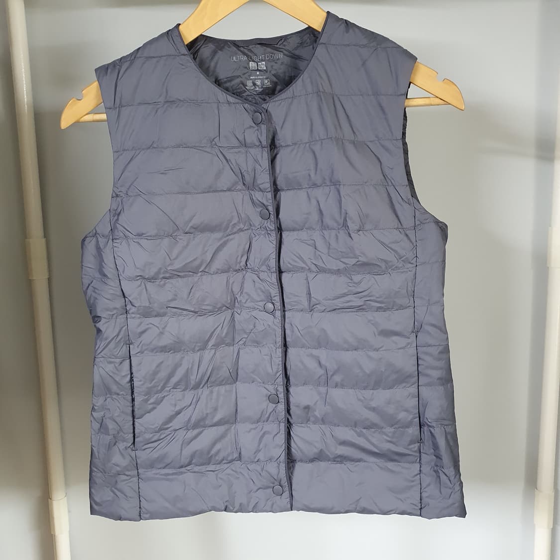 유니클로 라운드넥 경량 패딩 조끼 상품이미지1