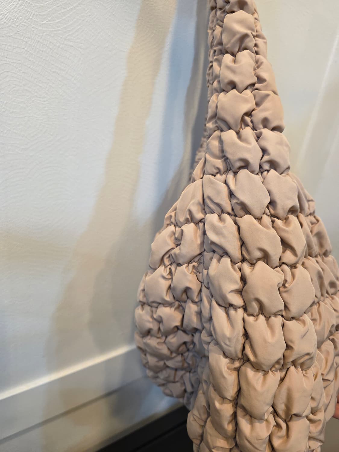 COS 코스 오버사이즈 퀼티드 숄더백 베이지 상품이미지4