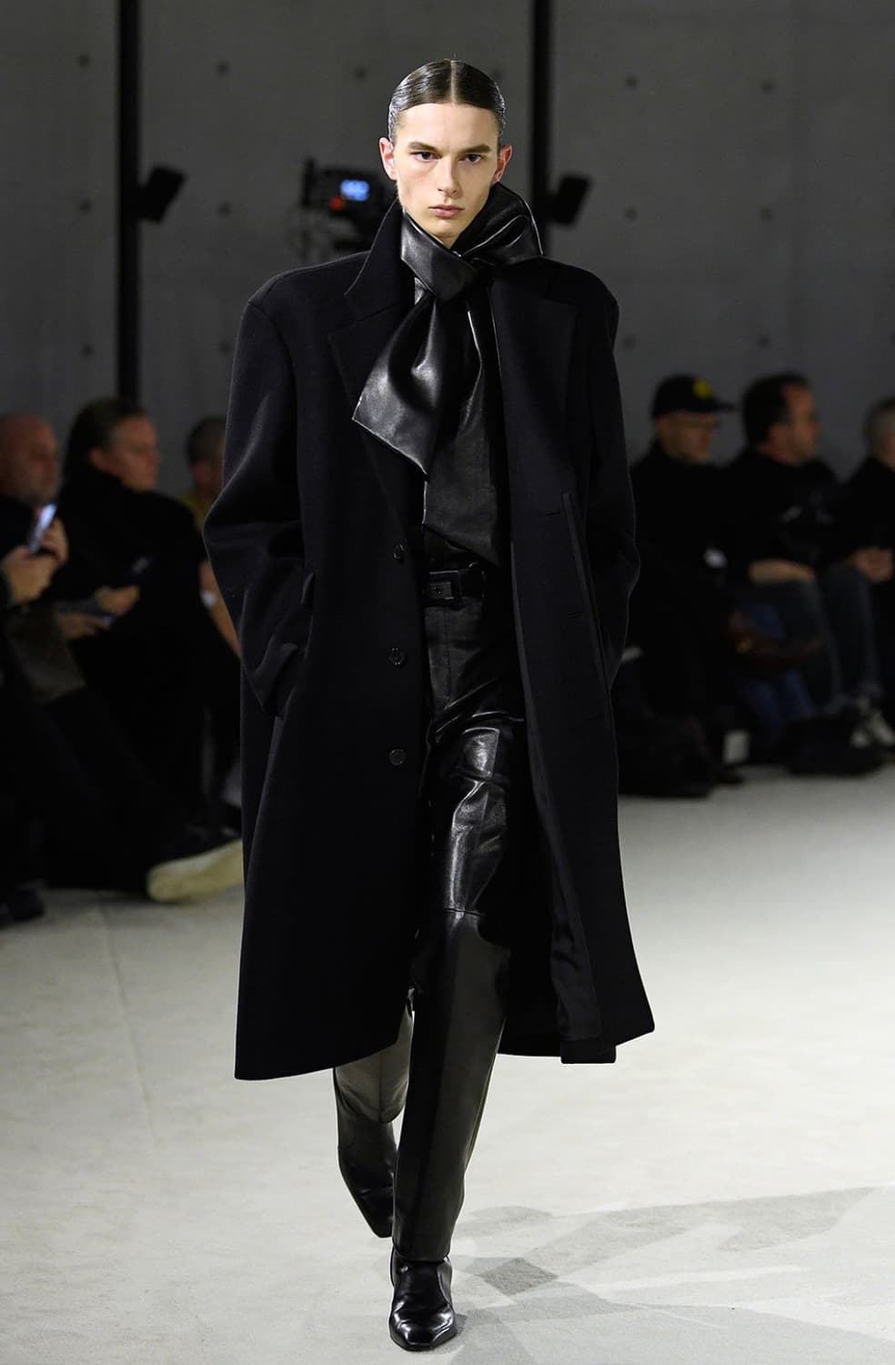 [차은우님 착용] 생로랑 23AW 울 오버사이즈 코트 상품이미지1