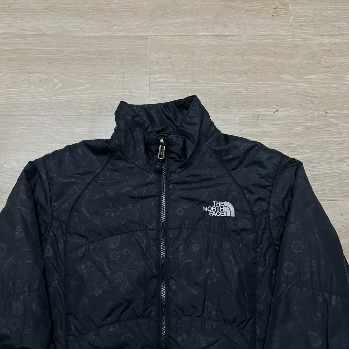 노스페이스 여성 페이즐리 패턴 경량 패딩 점퍼 [블랙] XS/85 상품이미지2