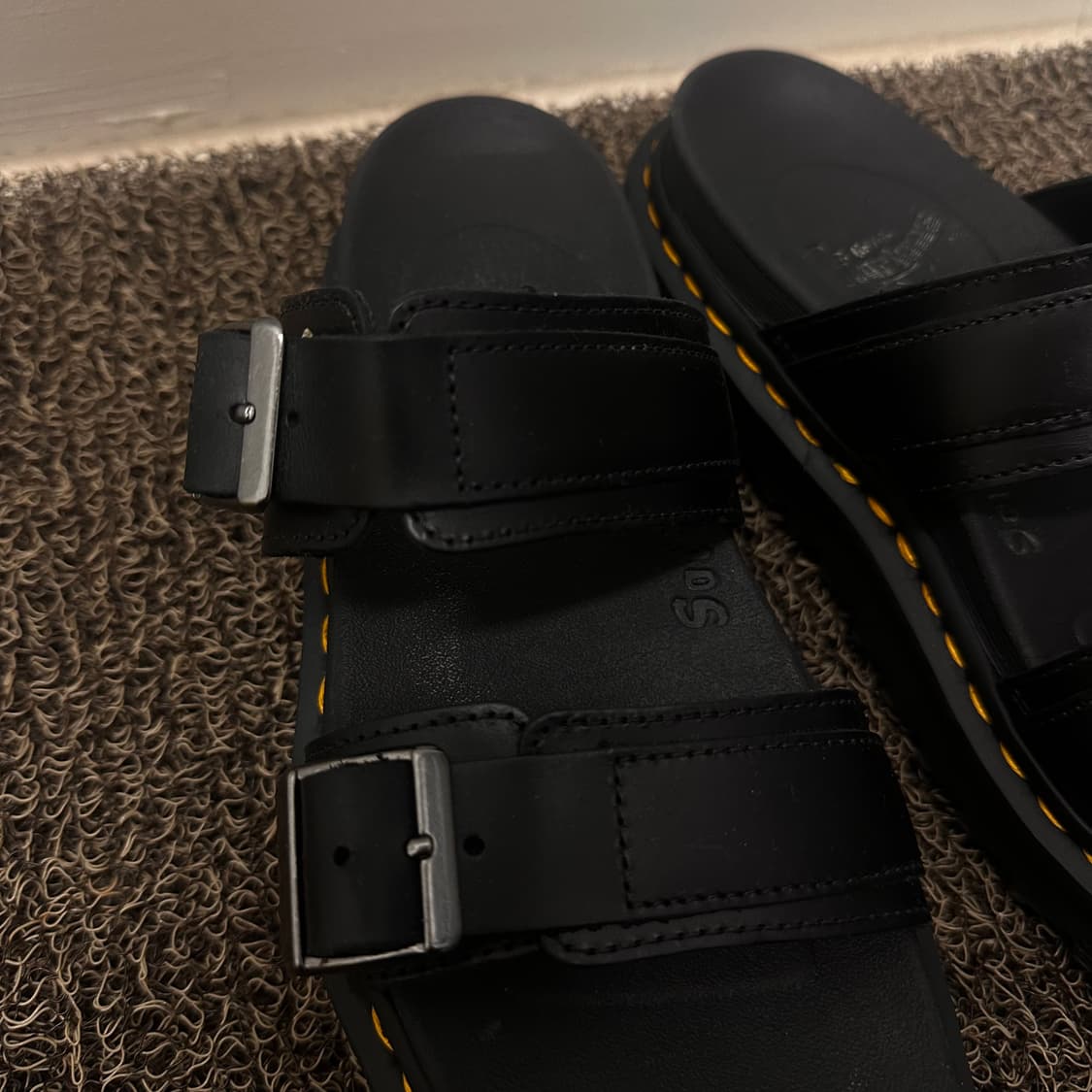 닥터마틴 마일즈 가죽 버클 샌들 블랙 270 상품이미지3