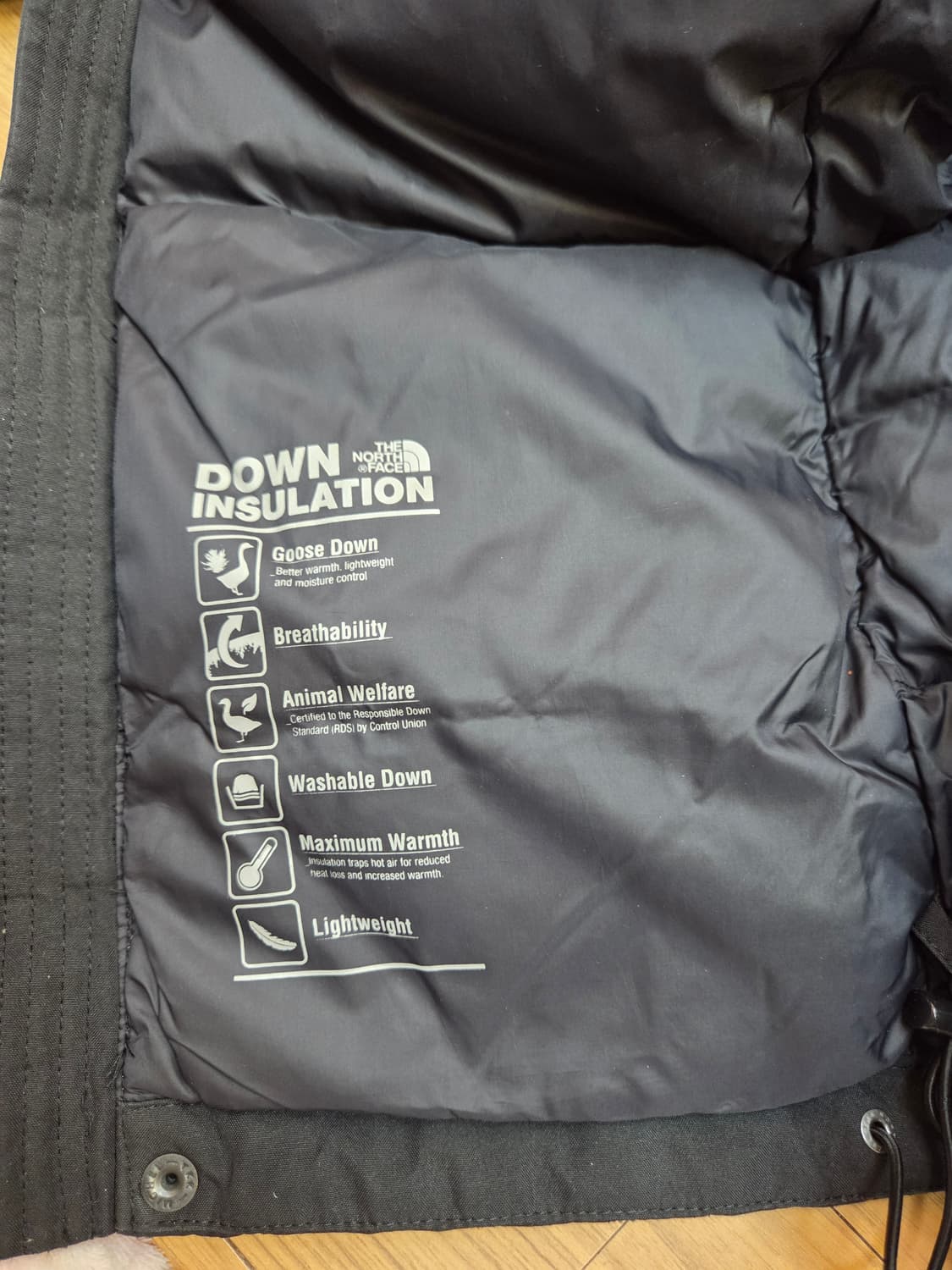 노스페이스 키즈 구스다운 패딩 블랙 색상입니다. 사이즈는 140이고, 7 상품이미지7