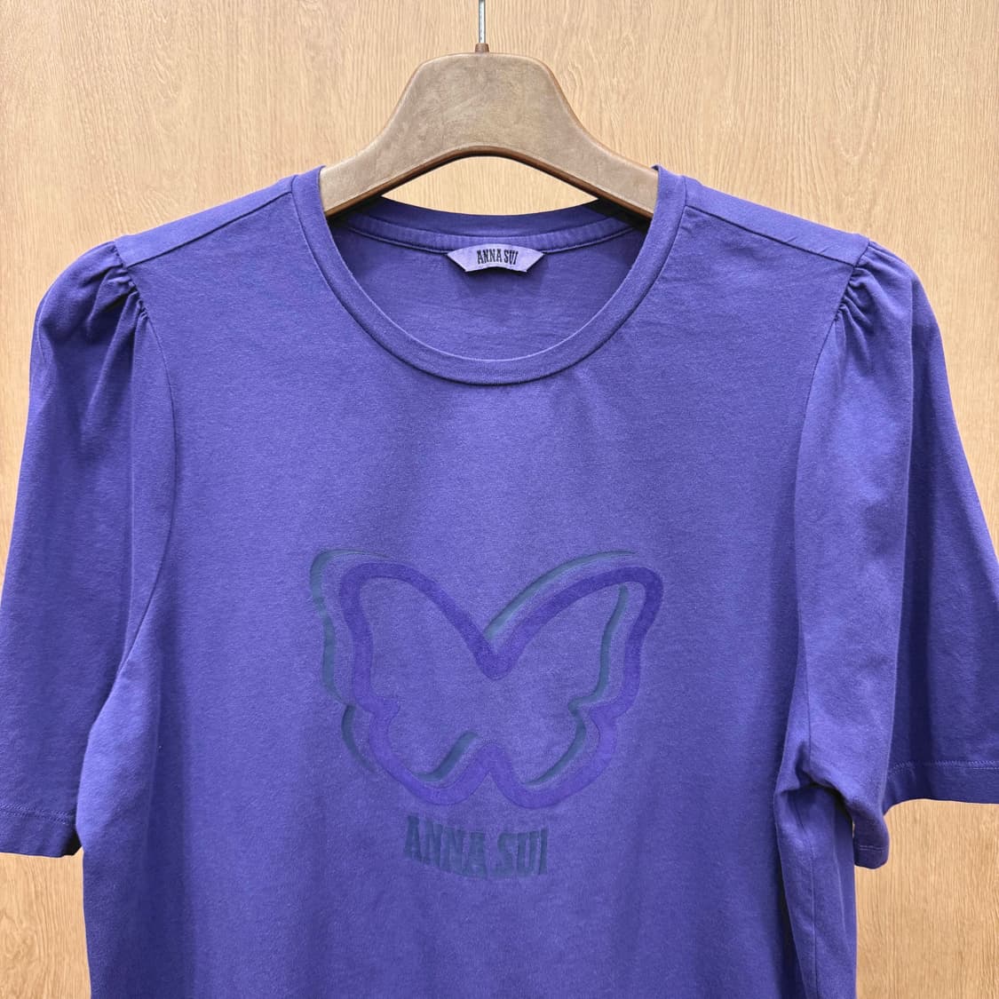 안나수이 퍼프 소매 반팔 티셔츠 나비 로고 디테일 바이올렛 상품이미지4
