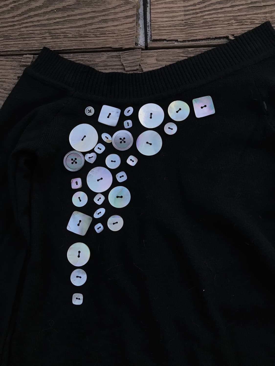 Off-Shoulder Mother-of-Pearl Buttons  상품이미지3