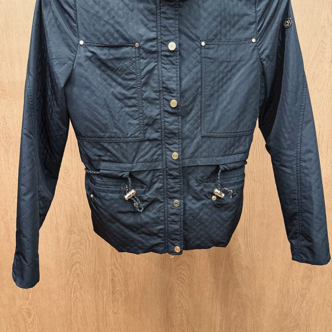 아르마니 진스 퀄팅 경량 자켓 골드 로고 장식 드로우 스트링 디테일 블랙 상품이미지5