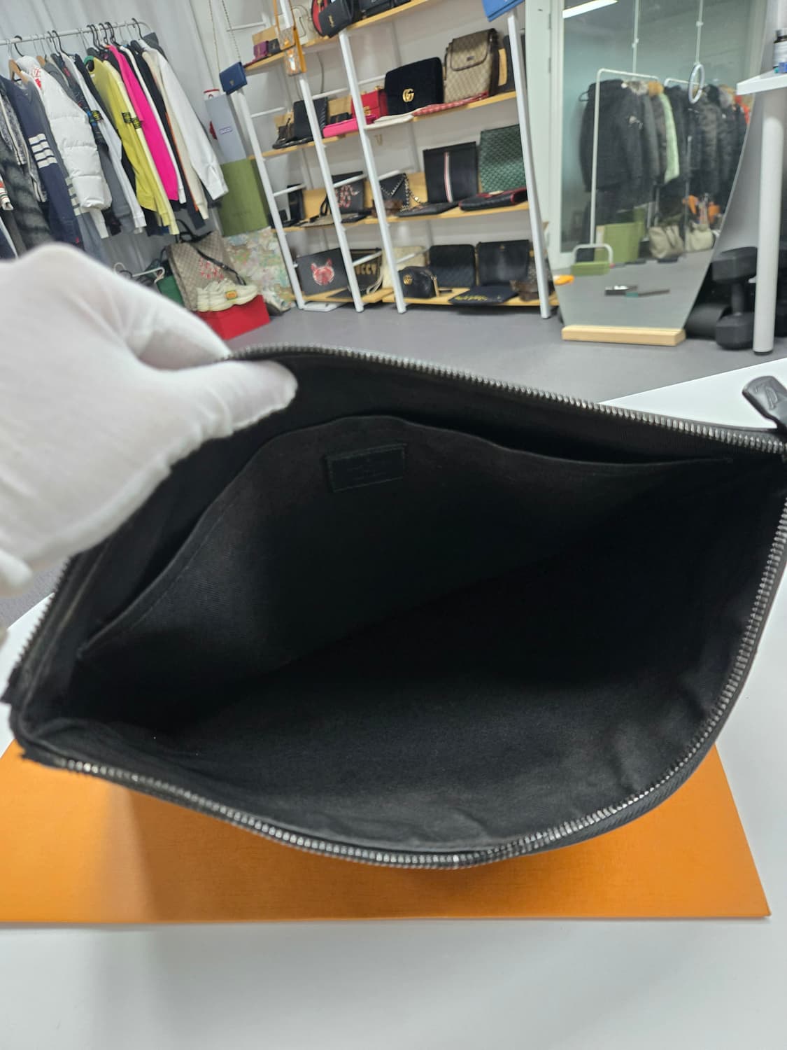 [50%할인] 루이비통 포쉐트 쉐도우 클러치백 상품이미지5