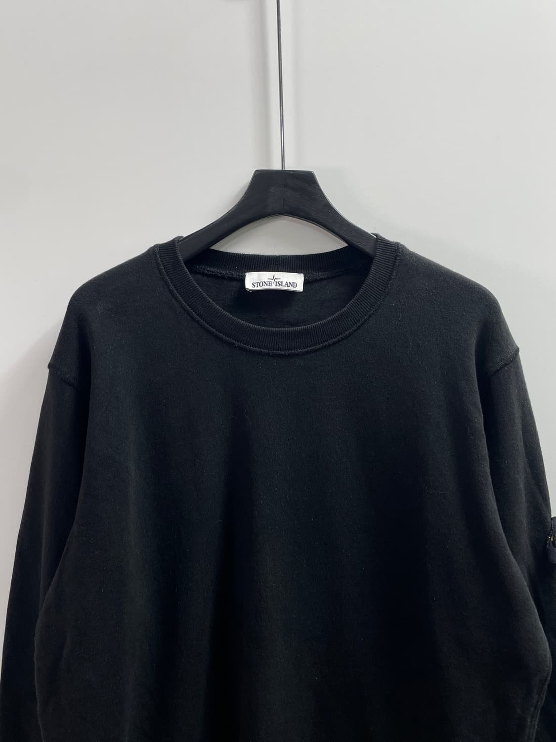 스톤아일랜드 와펜 검정 맨투맨 (on.736) 상품이미지2