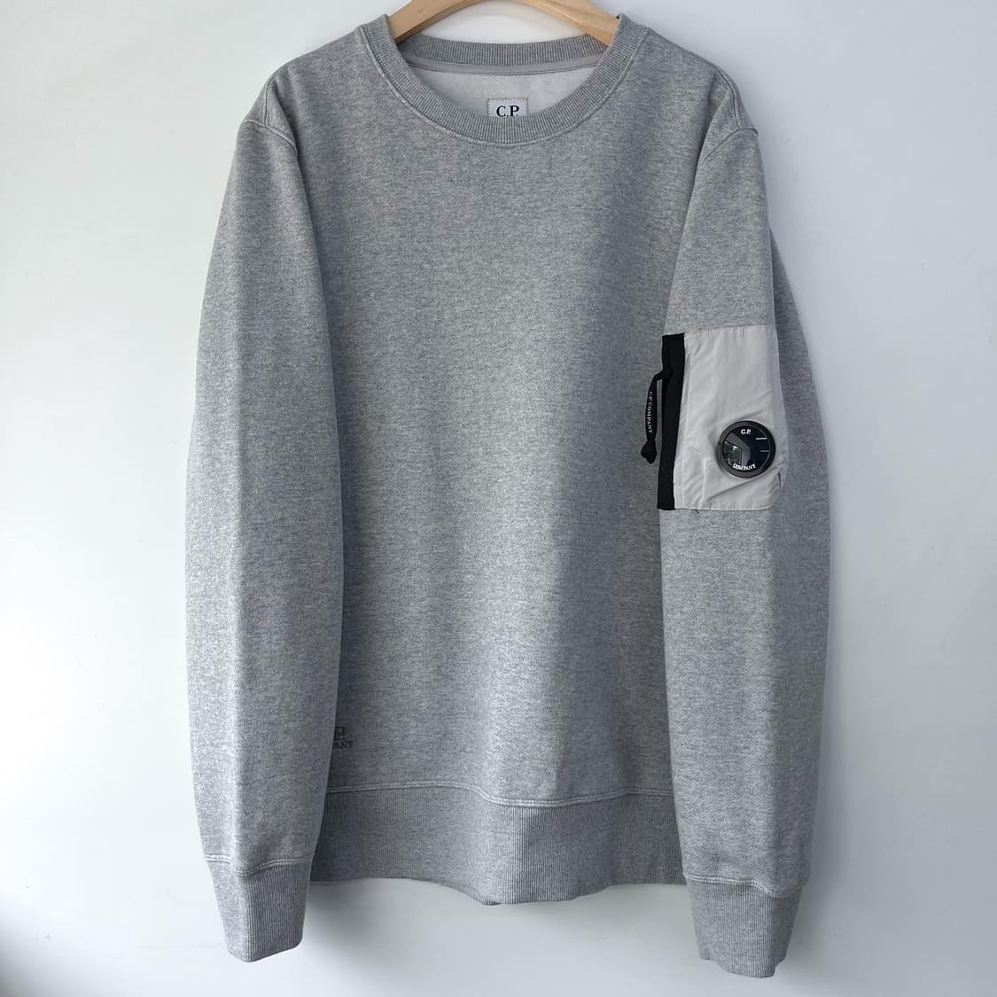 씨피 컴퍼니 렌즈 포켓 그레이 크루넥 맨투맨 상품이미지2