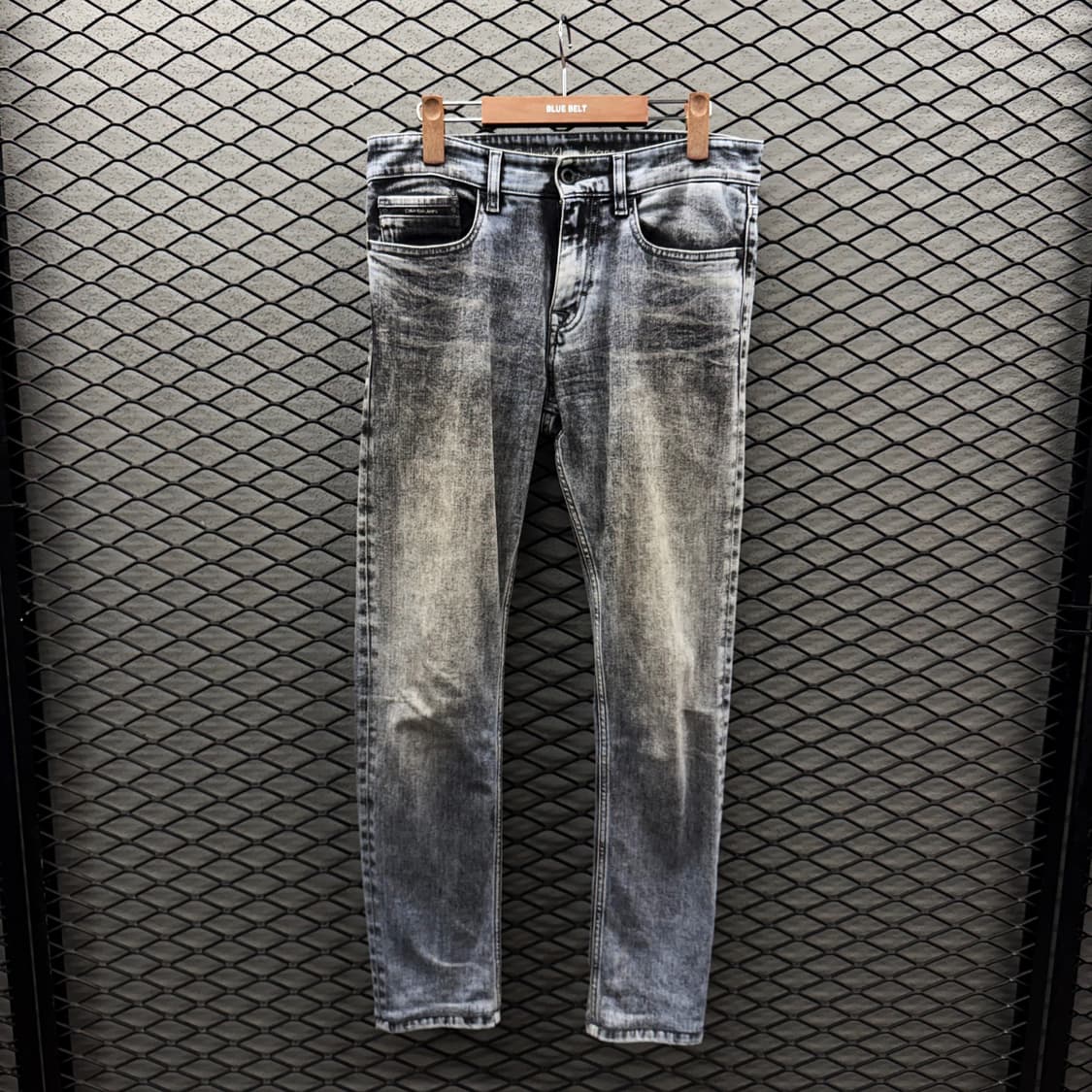 캘빈클라인 위싱 데님 팬츠 미드라이즈 화이트 브러싱 백포켓 로고 디테일 상품이미지2