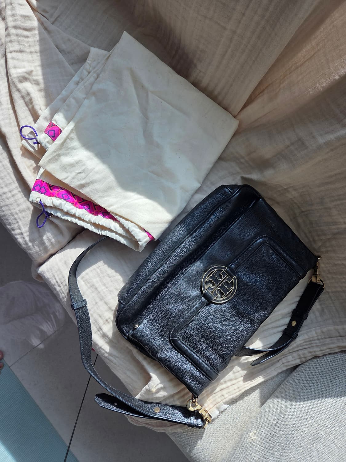공홈구매) 토리버치 블랙 가죽 숄더백 상품이미지2