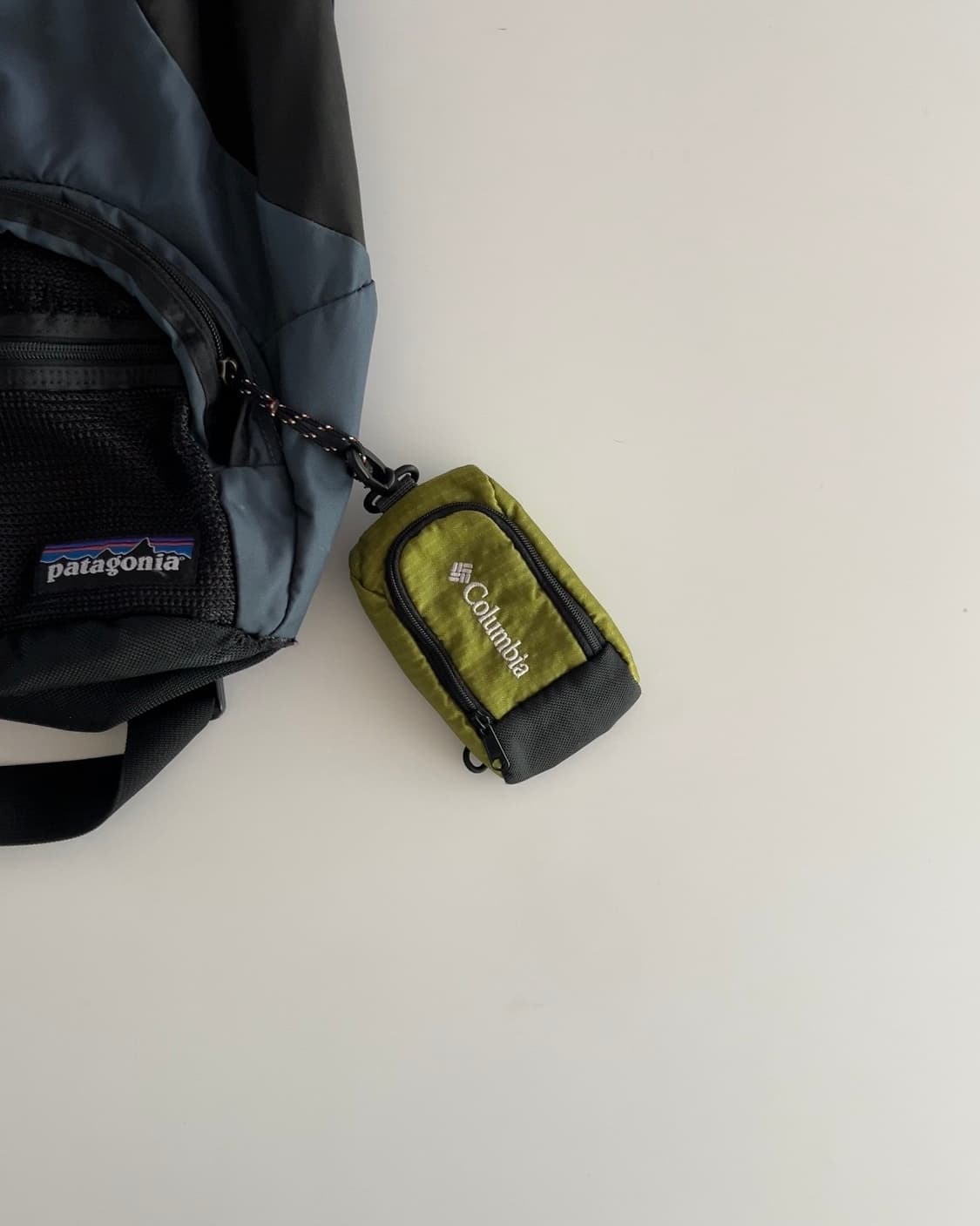 컬럼비아 미니 파우치 백 상품이미지1