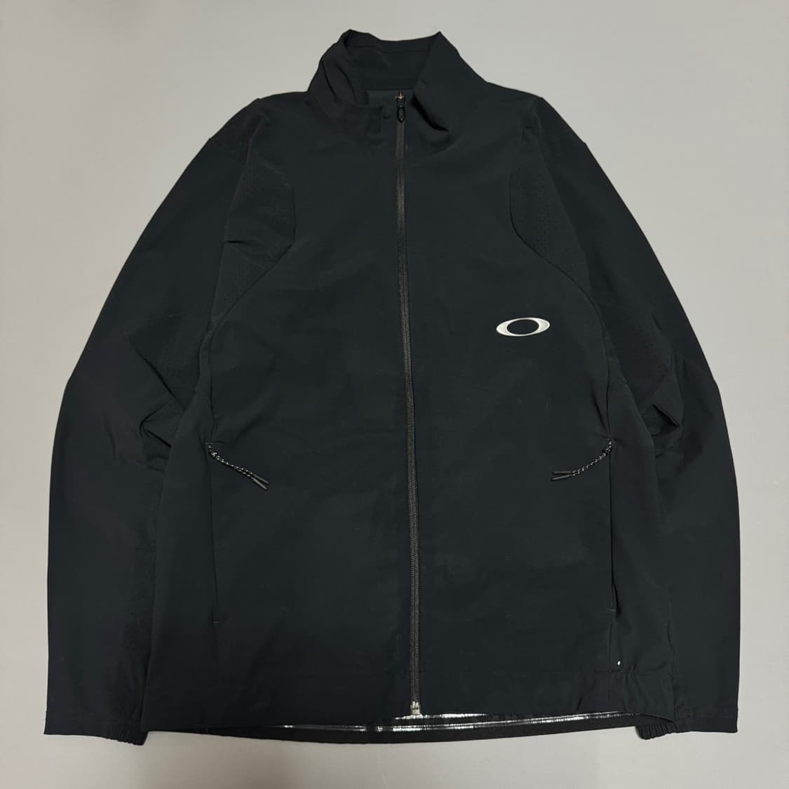 오클리(OAKLEY) 블랙 양면 서클로고 플랙스 하이넥 트레이닝 집업 상품이미지7