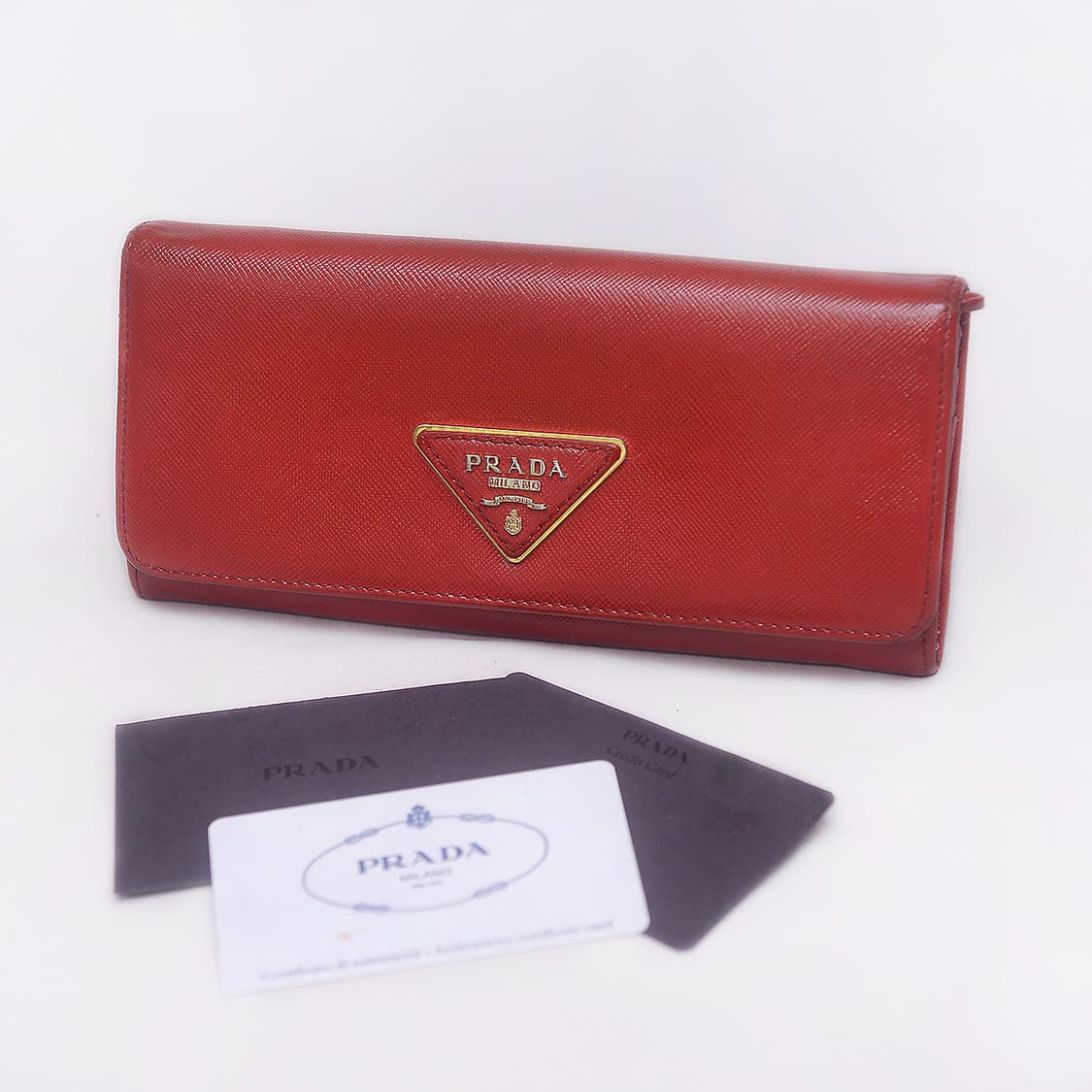 프라다 삼각로고 금장 레드 사피아노 플랩 장지갑 상품이미지1