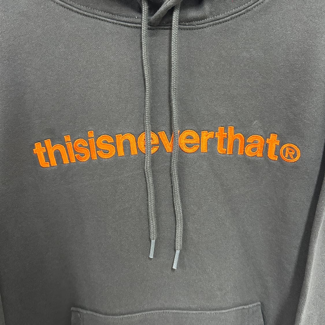 디스이즈네버댓 자수로고 다크브라운 후드티 상품이미지3