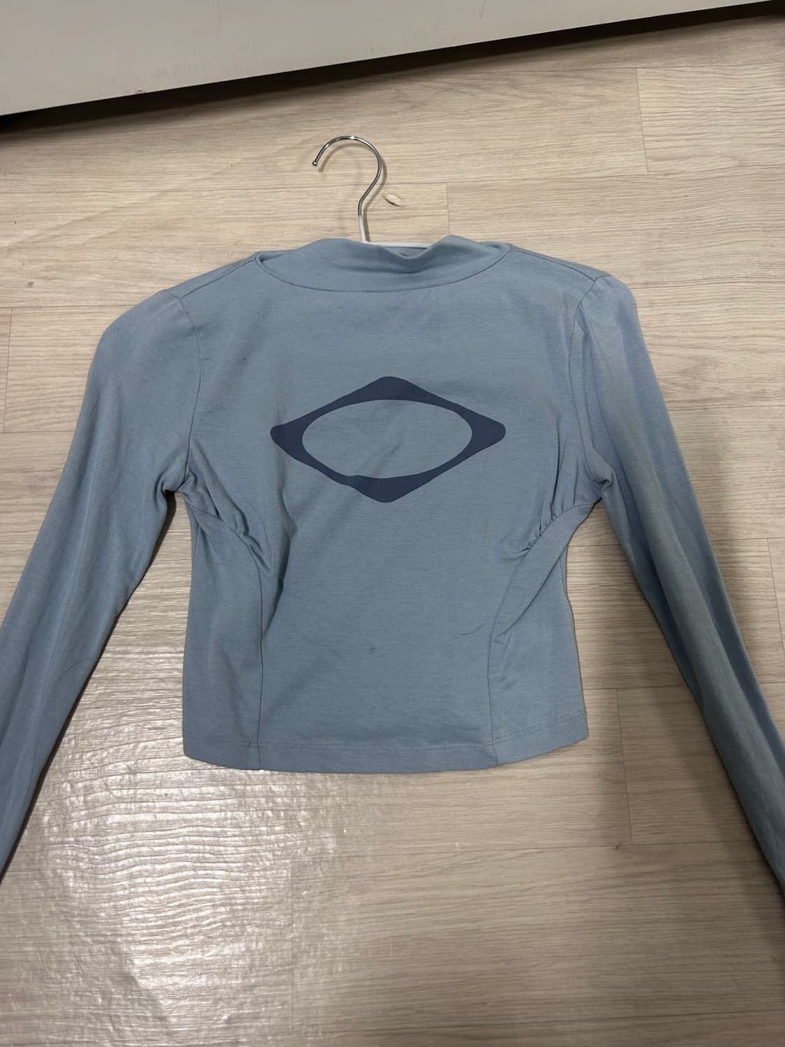 미스치프 피티드 목 넥 롱 슬리브 탑 그레이쉬 블루 상품이미지1