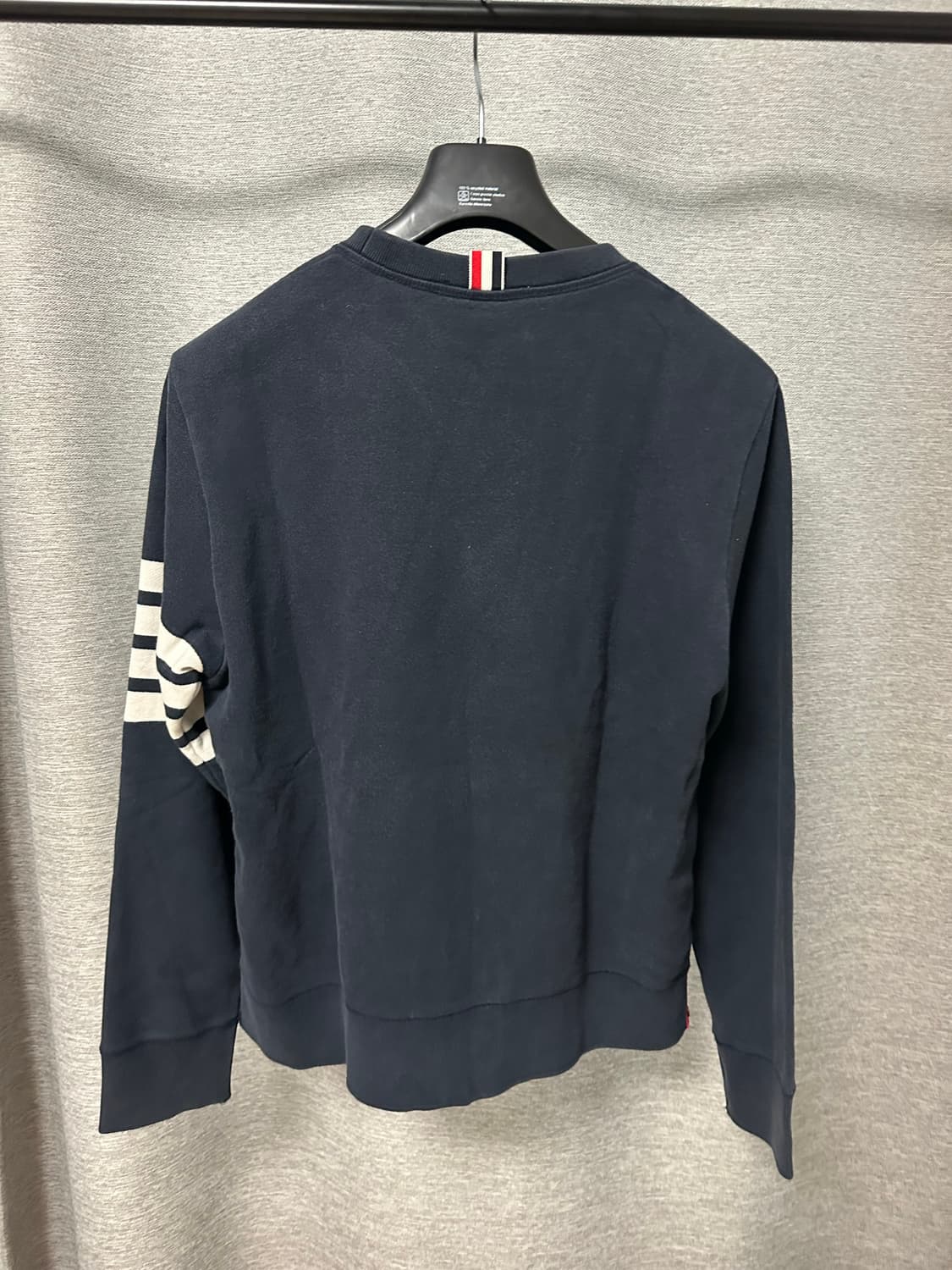 톰브라운 4선 완장 맨투맨 네이비 (4) 상품이미지2