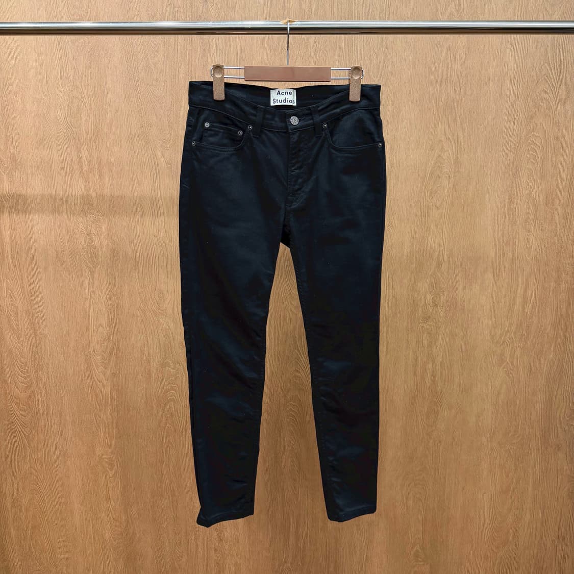 아크네스튜디오 코튼 팬츠 로고 버튼 포인트 백포켓 디테일 슬림핏 블랙 상품이미지2