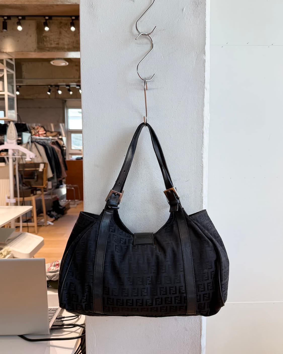 펜디 블랙 주카 숄더백 상품이미지5