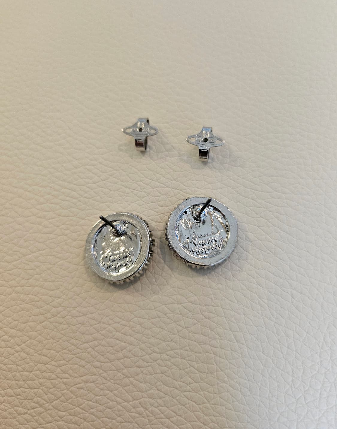 비비안웨스트우드 업사이클링 블랙 단추 귀걸이 상품이미지4