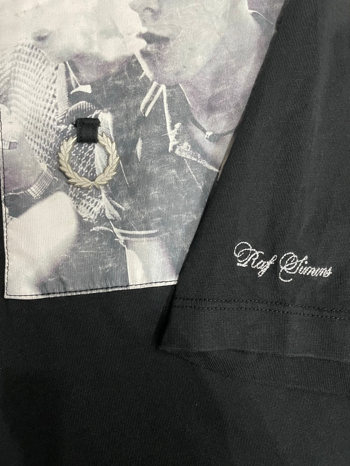 라프시몬스 X 프레드페리 숄더 프린트 반팔 티셔츠 블랙 상품이미지6