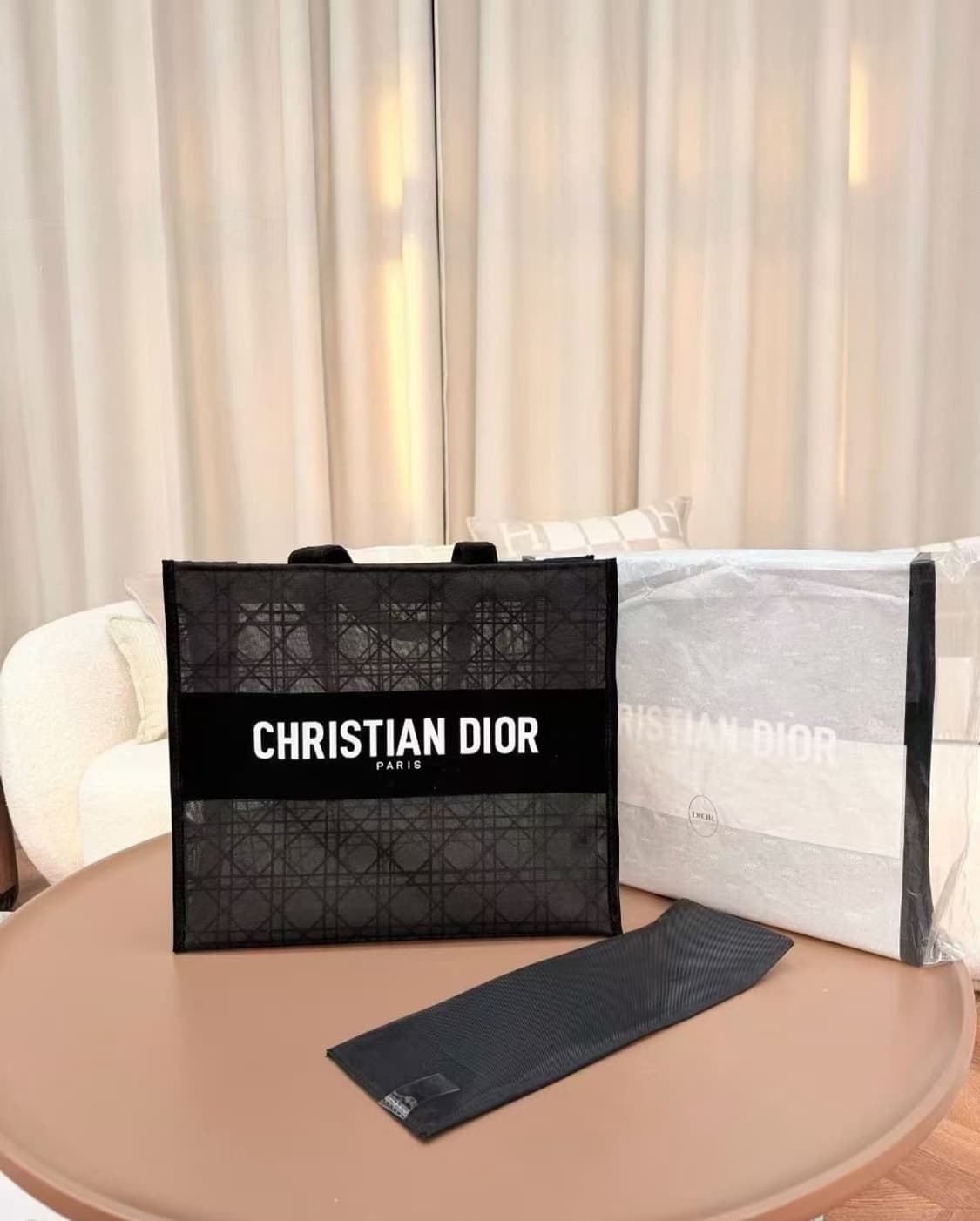 26S/S 디올뷰티 리미티드 메쉬 자수 토드백 상품이미지1