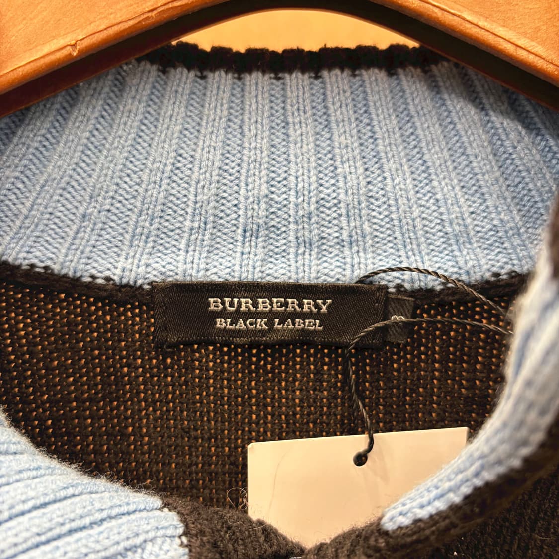 버버리 블랙 라벨 하프 버튼 긴팔 니트 배색 리브 로고 자수 디테일 블랙 상품이미지8