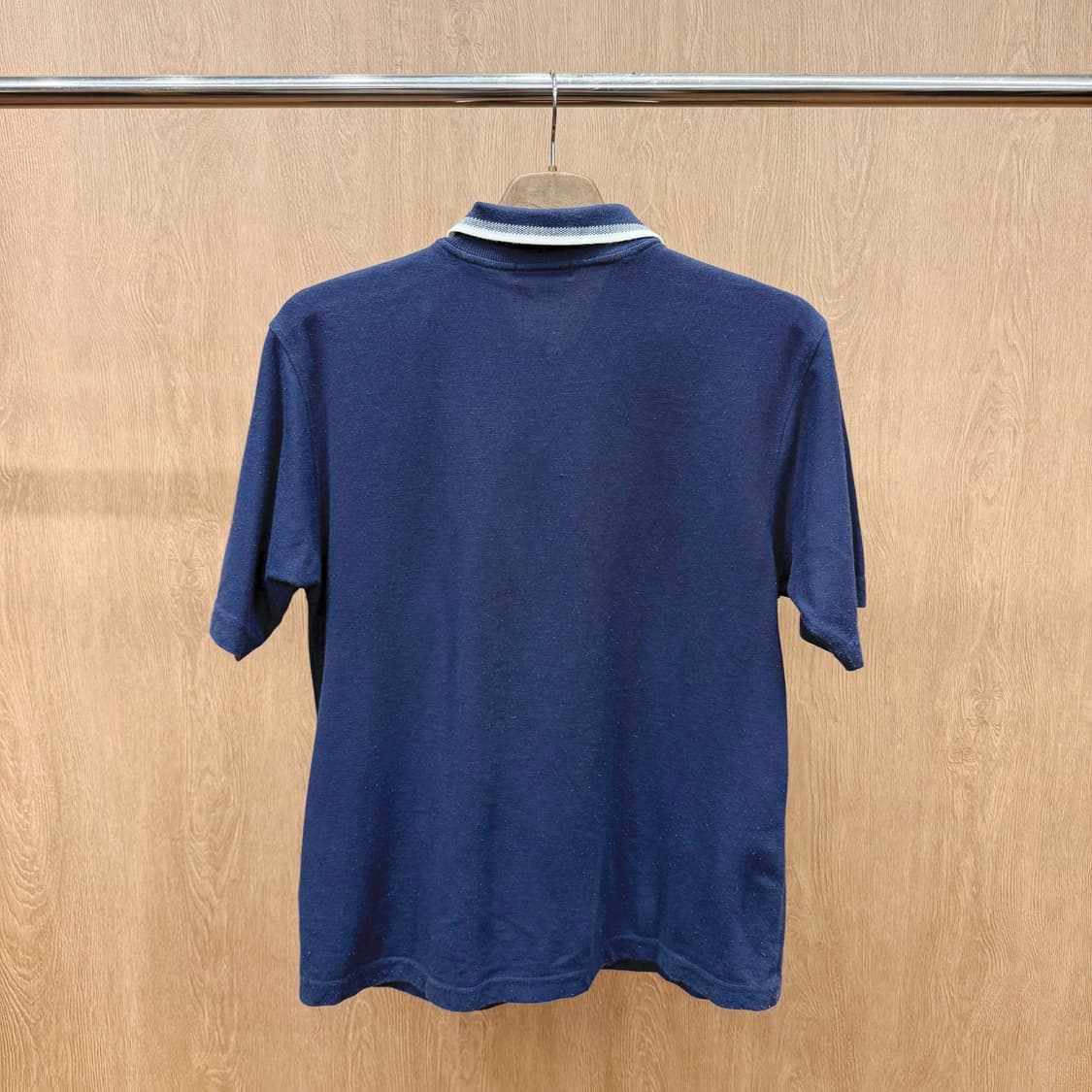 MCM 하프집업 피케 반팔 티셔츠 로고 포켓 디테일 네이비 상품이미지3