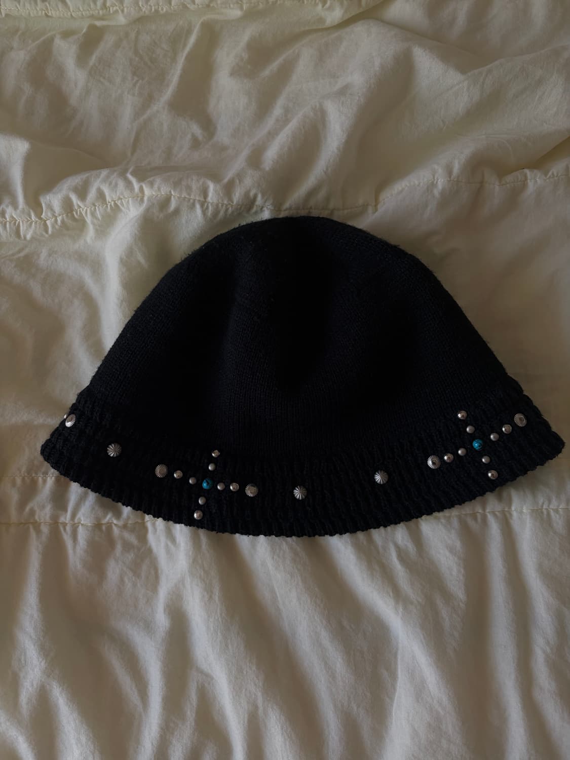 아캄 스터디드 니트 버킷햇 상품이미지2