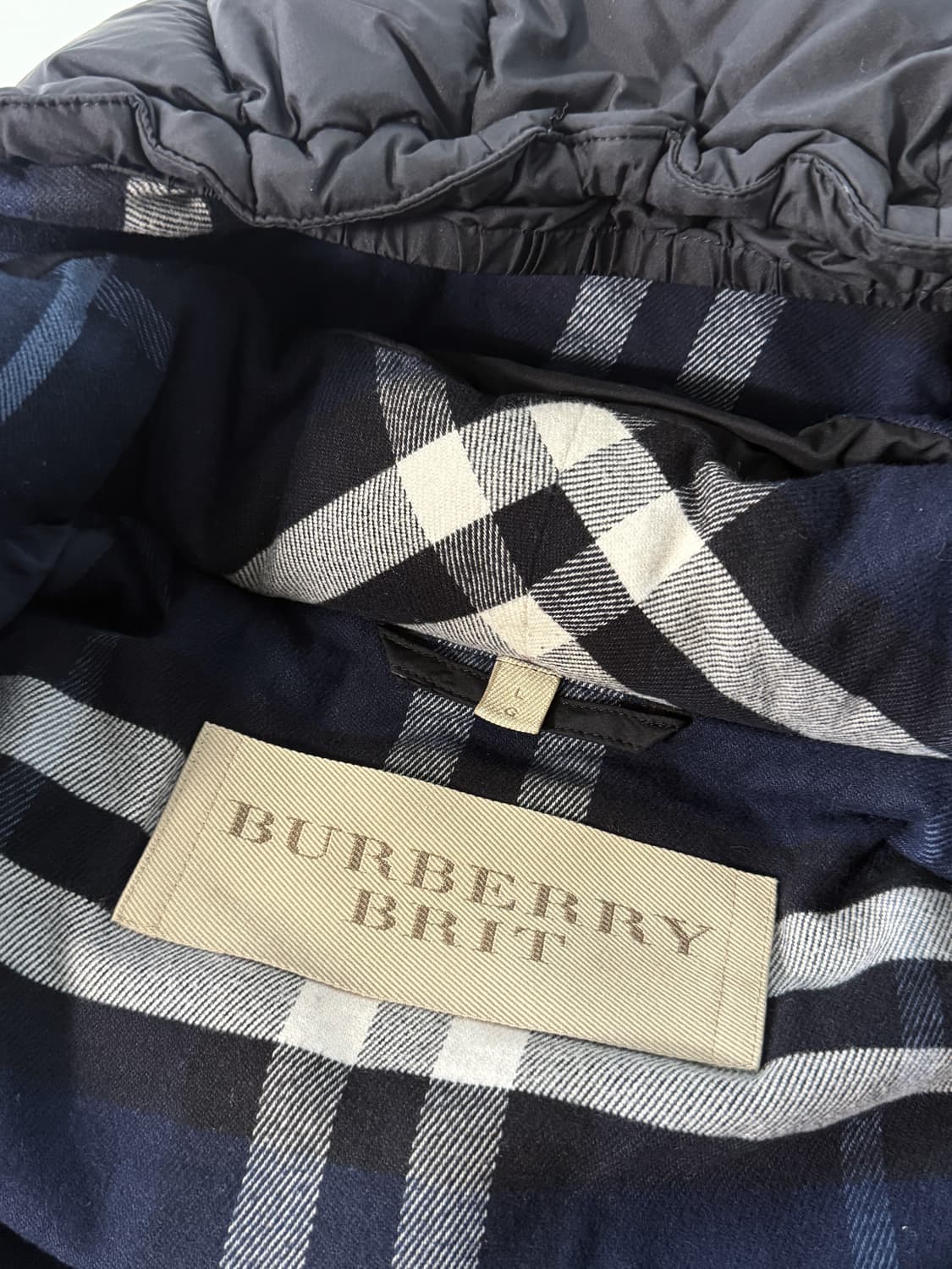 버버리 루즈핏 노바체크 라이닝 구스다운 푸퍼 패딩 베스트 상품이미지9